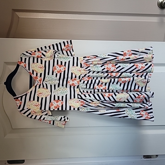 Girls mid sleeve dress with cute cut out in back new with tags! Size 5/6 - Picture 1 of 4